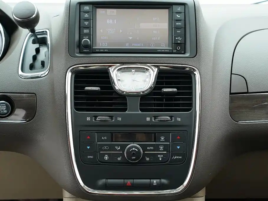 Chrysler Grand Voyager 2017 — фото 16