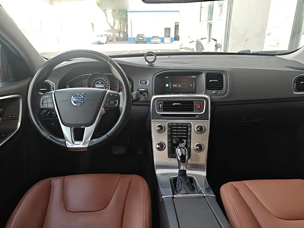 Volvo S60 2015 — фото 10