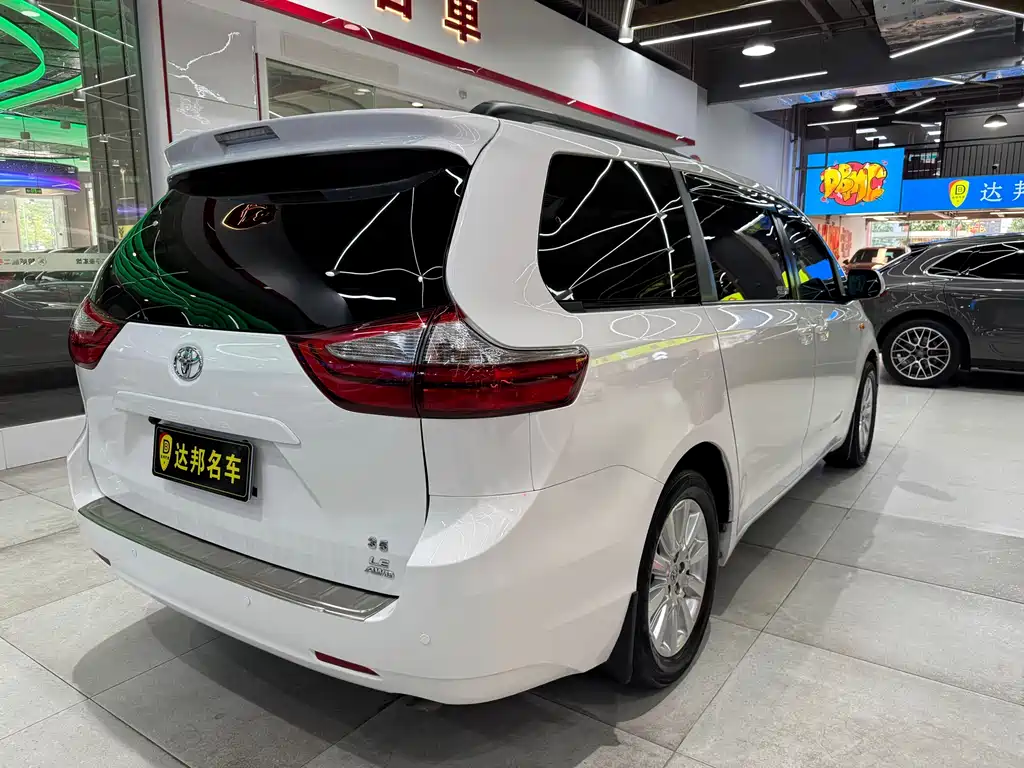 Toyota Sienna 2016 — фото 17