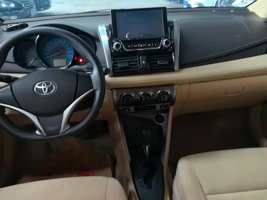 Toyota Yaris L 2015 — фото 12
