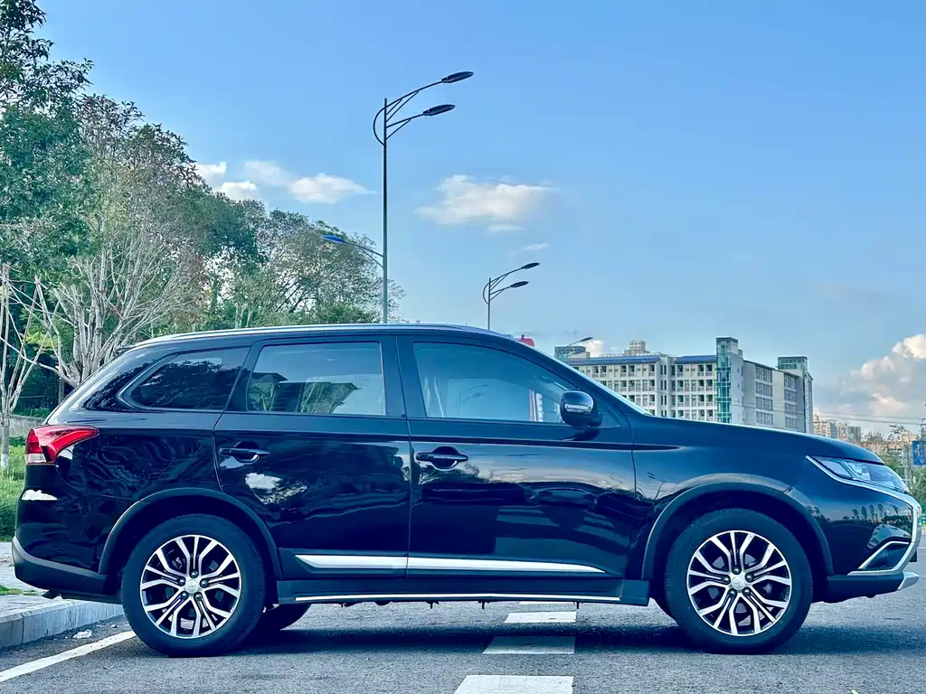 Mitsubishi Outlander 2018 — фото 11