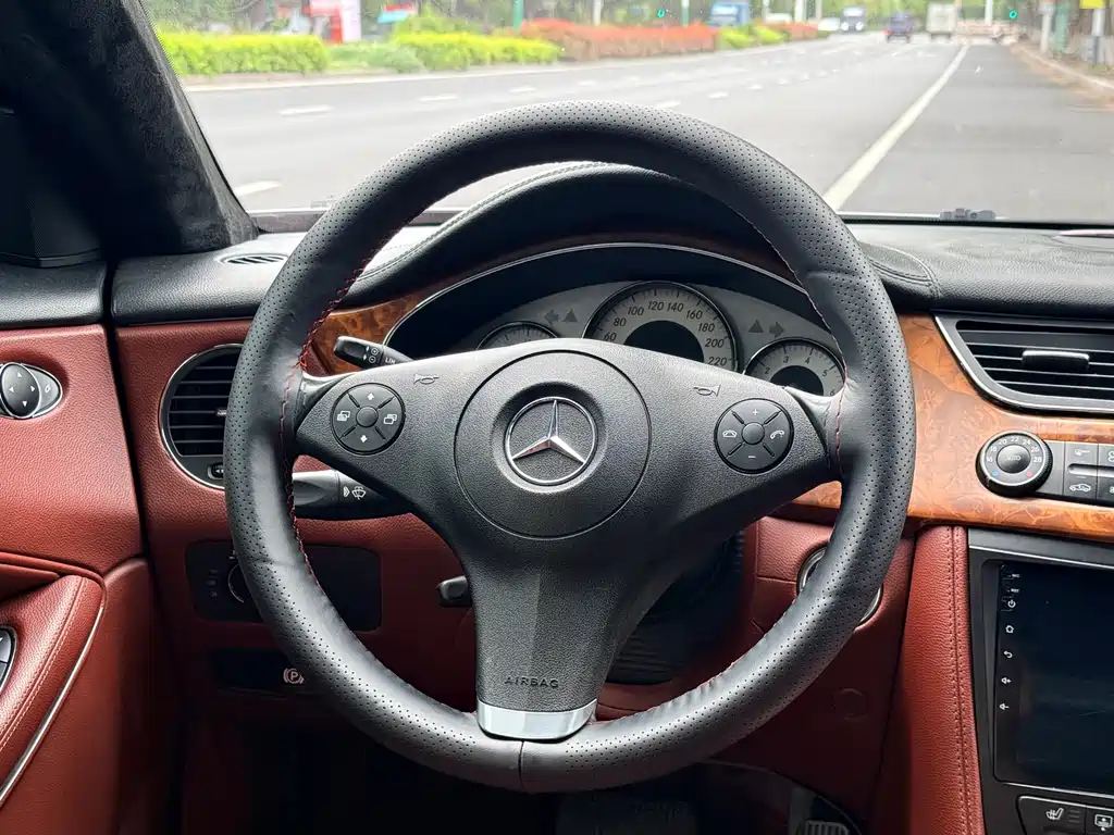 Mercedes-Benz CLS 2011 — фото 16