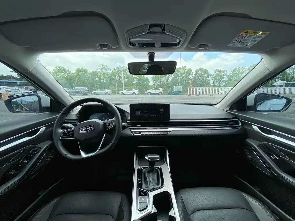 Geely Emgrand 2022