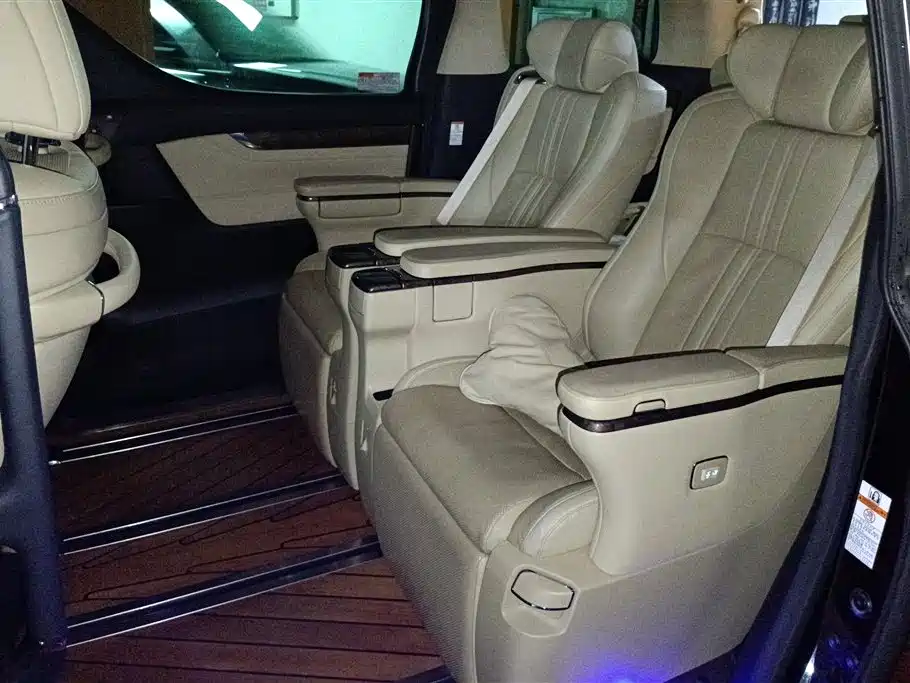 Toyota Alphard 2021 — фото 11