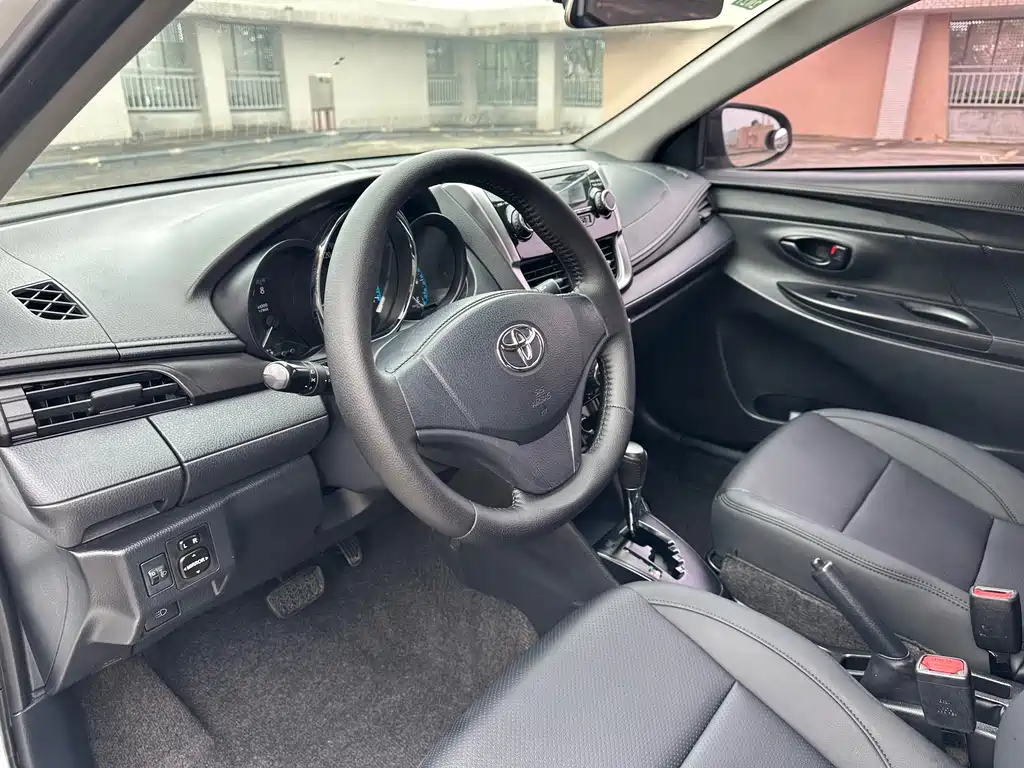Toyota Yaris L 2019 — фото 10