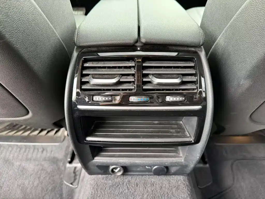 BMW 5 Series 2018 — фото 19