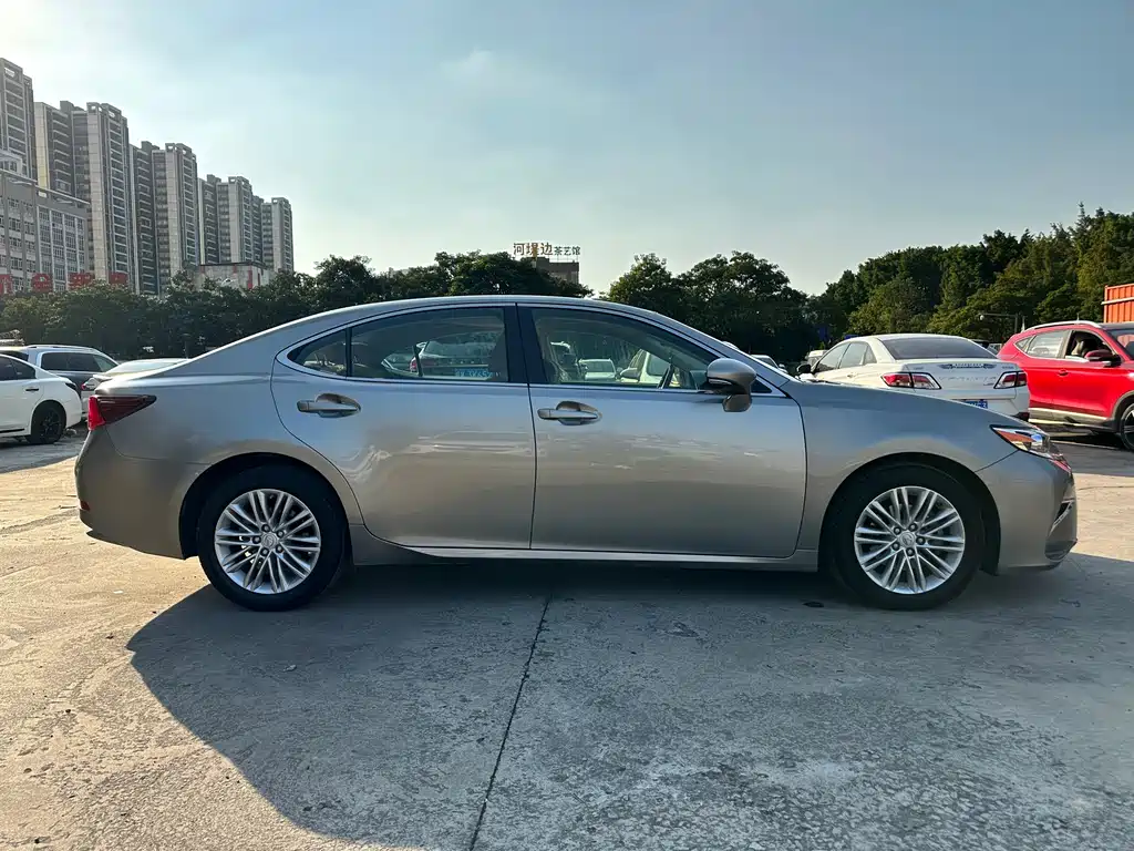 Lexus ES 2018 — фото 15