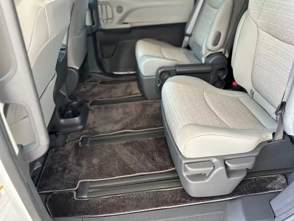 Toyota Sienna 2023 — фото 14