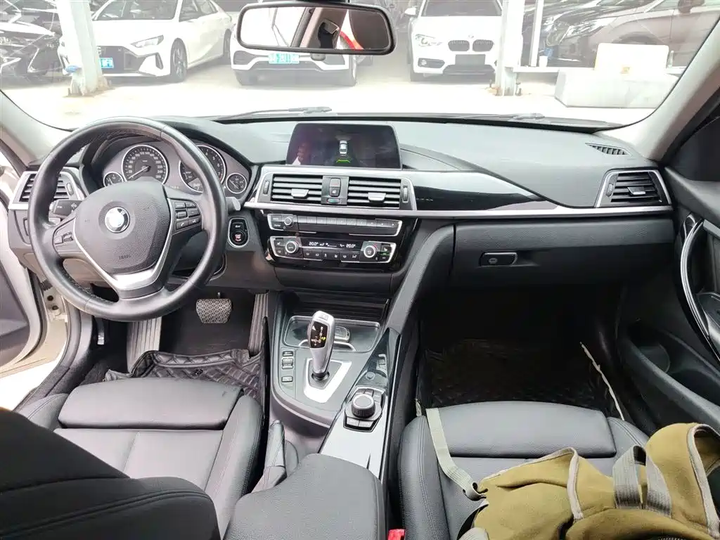 BMW 3 Series 2018 — фото 10