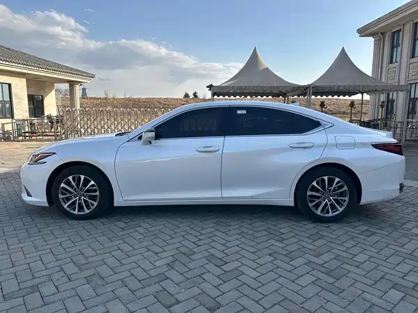 Lexus ES 2023