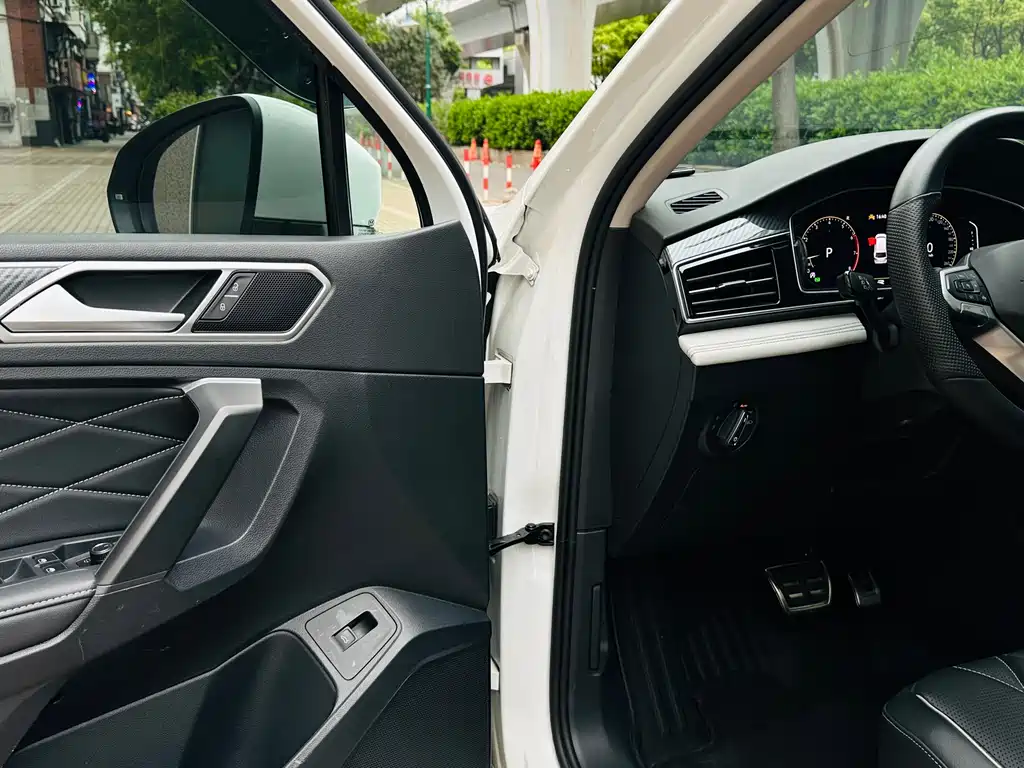 Volkswagen Tiguan L 2023 — фото 18