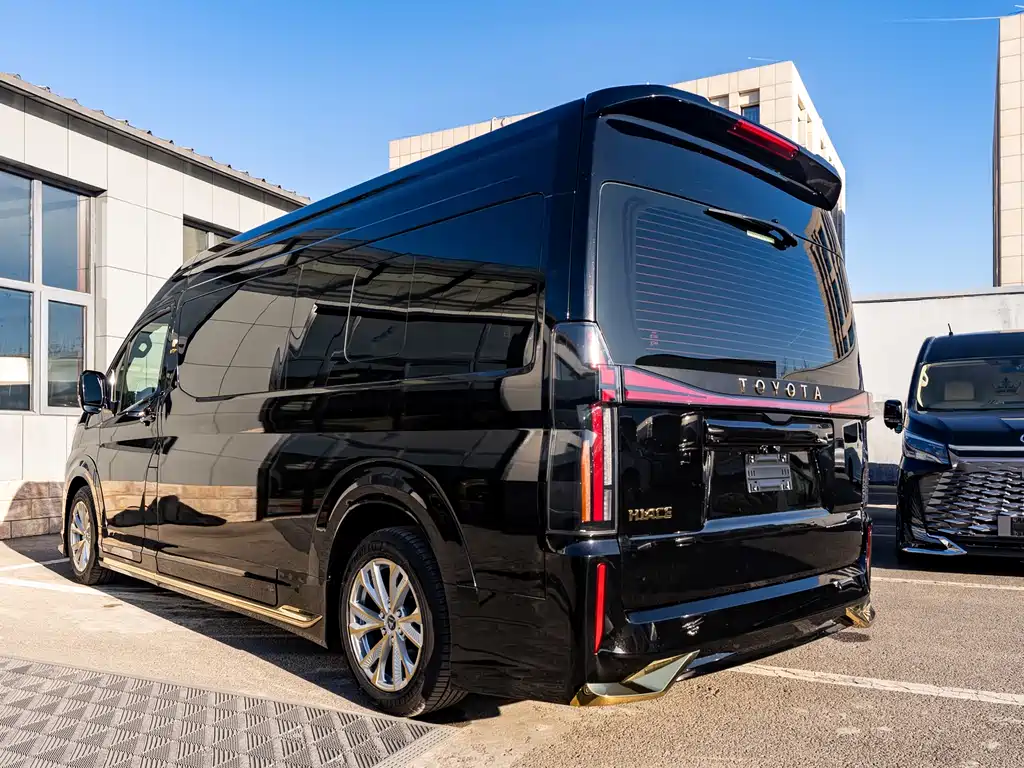 Toyota Hiace — фото 4
