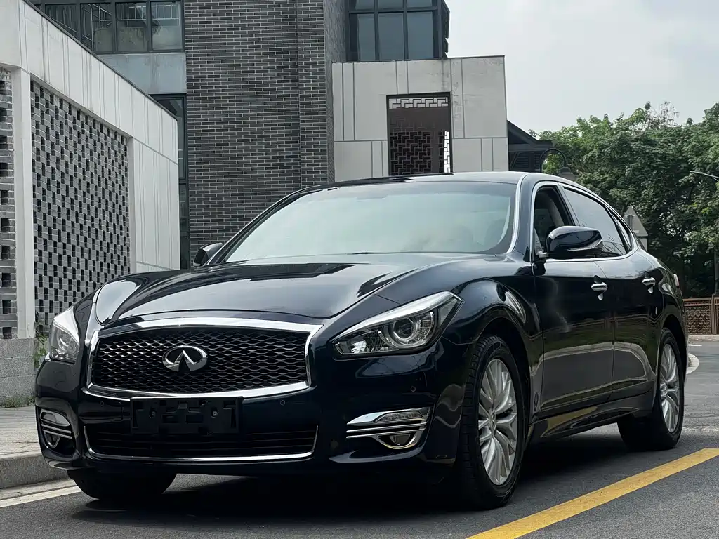 Infiniti Q70 2016 — фото 1
