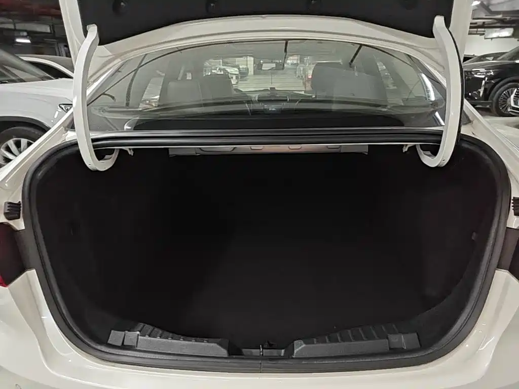 Ford Escort 2015 — фото 19