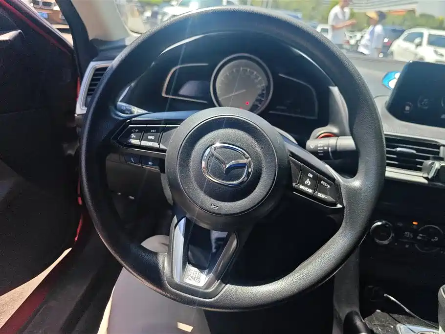 Mazda 3 Axela 2018 — фото 15