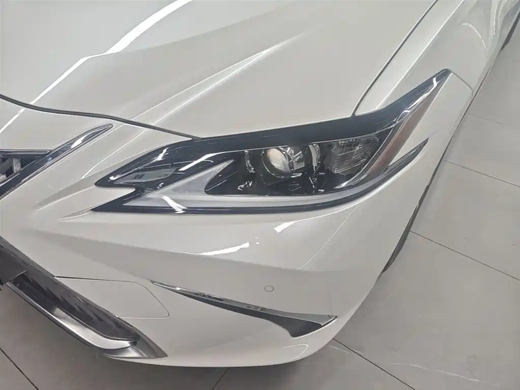 Lexus ES 2020 — фото 23