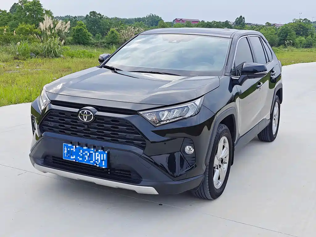 Toyota RAV4 2023 — фото 1