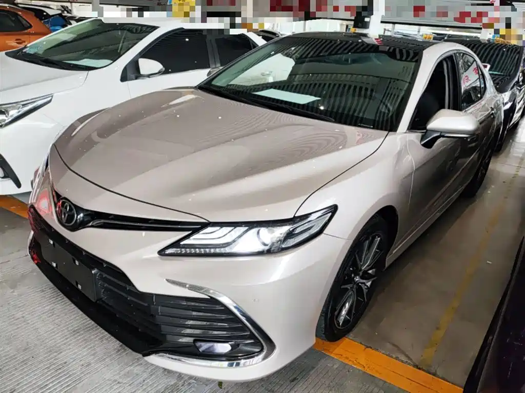 Toyota Camry 2022 — фото 2