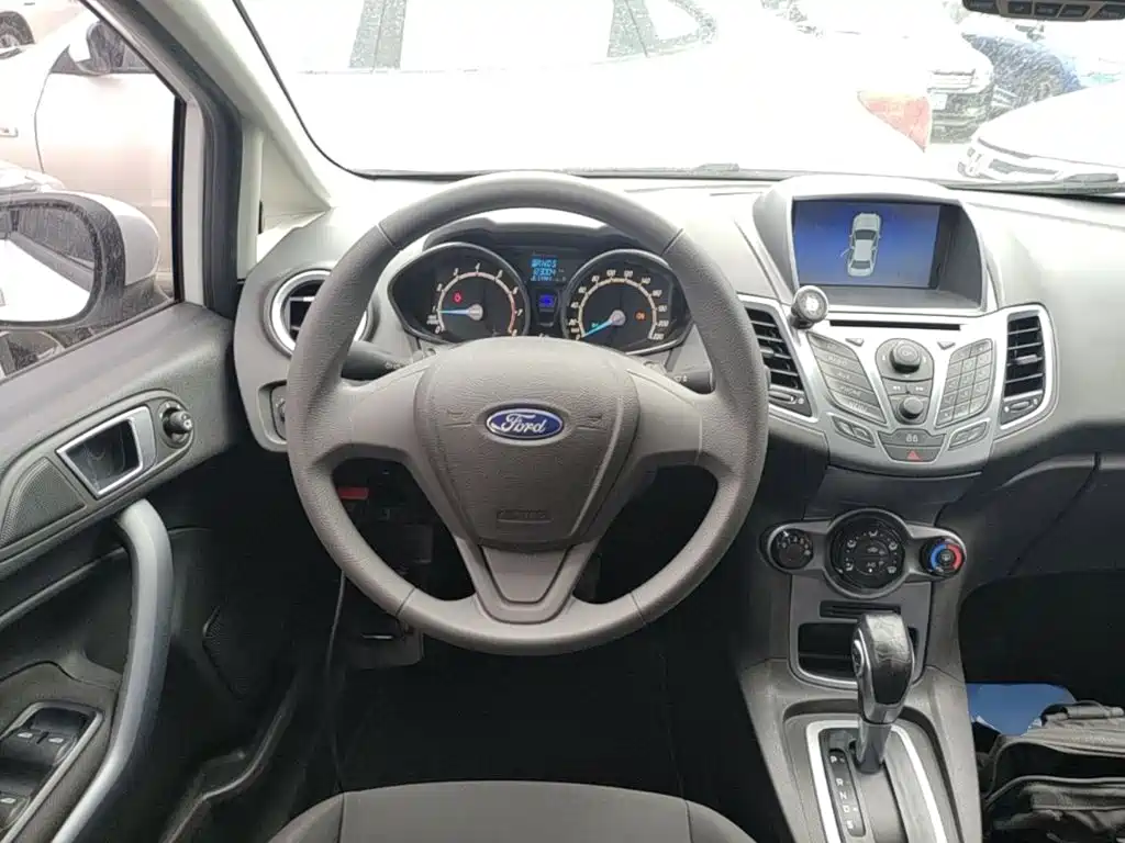 Ford Fiesta 2015 — фото 11