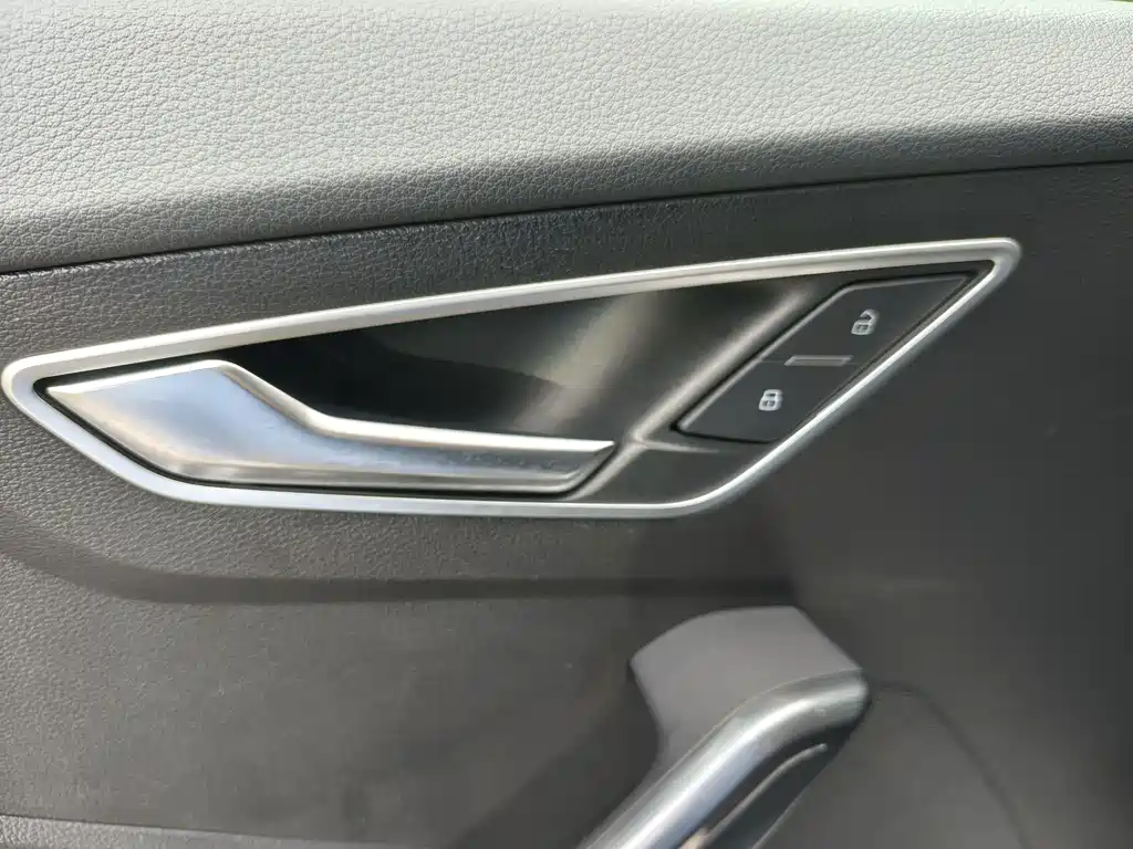 Audi Q2L E-Tron 2020 — фото 21