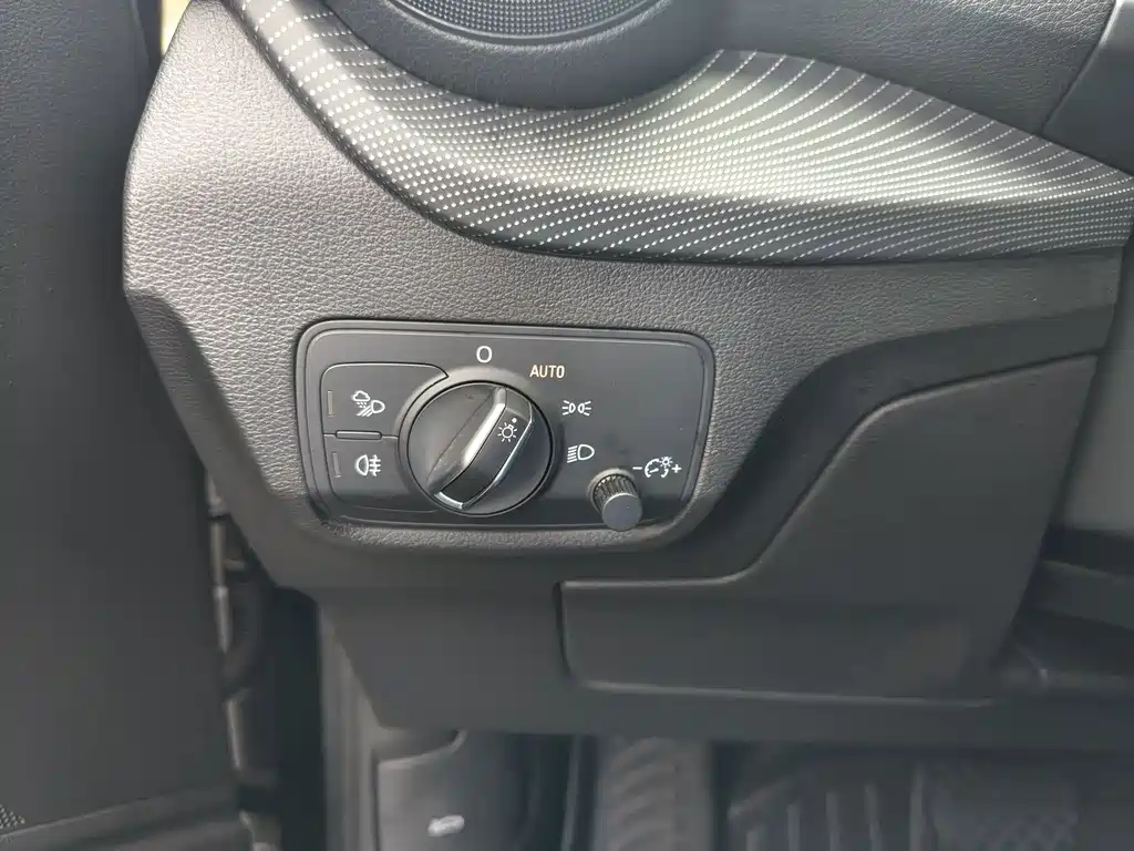 Audi Q2L E-Tron 2020 — фото 20