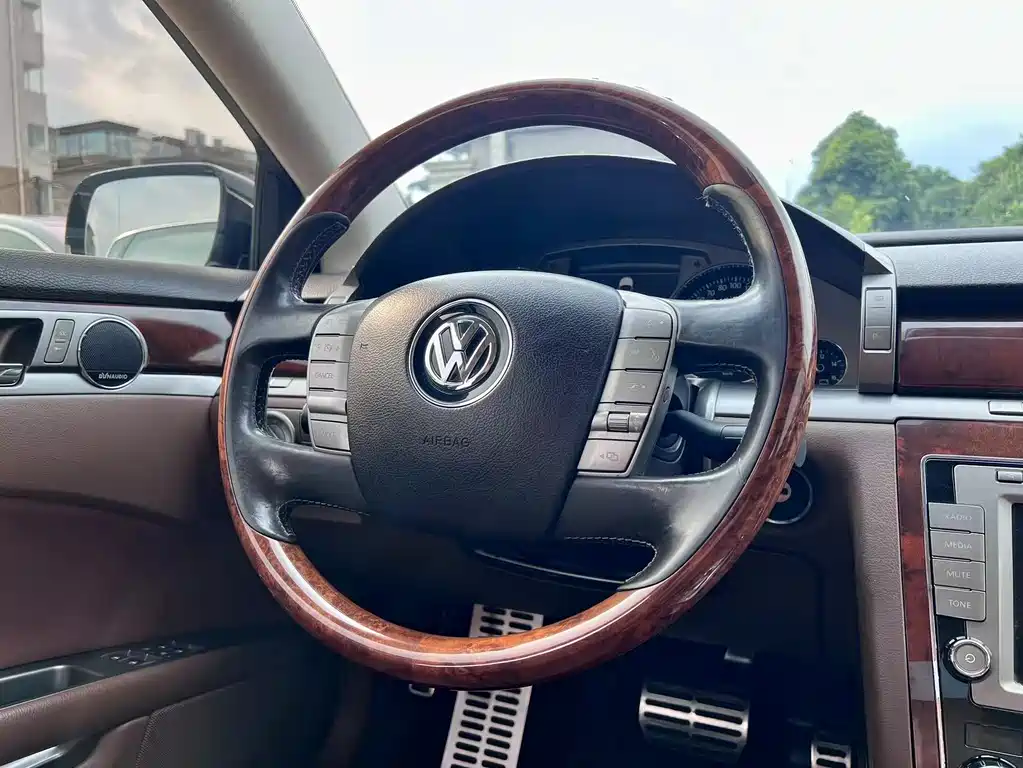 Volkswagen Phaeton 2012 — фото 12