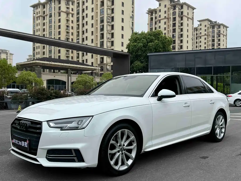 Audi A4L 2018 — фото 1