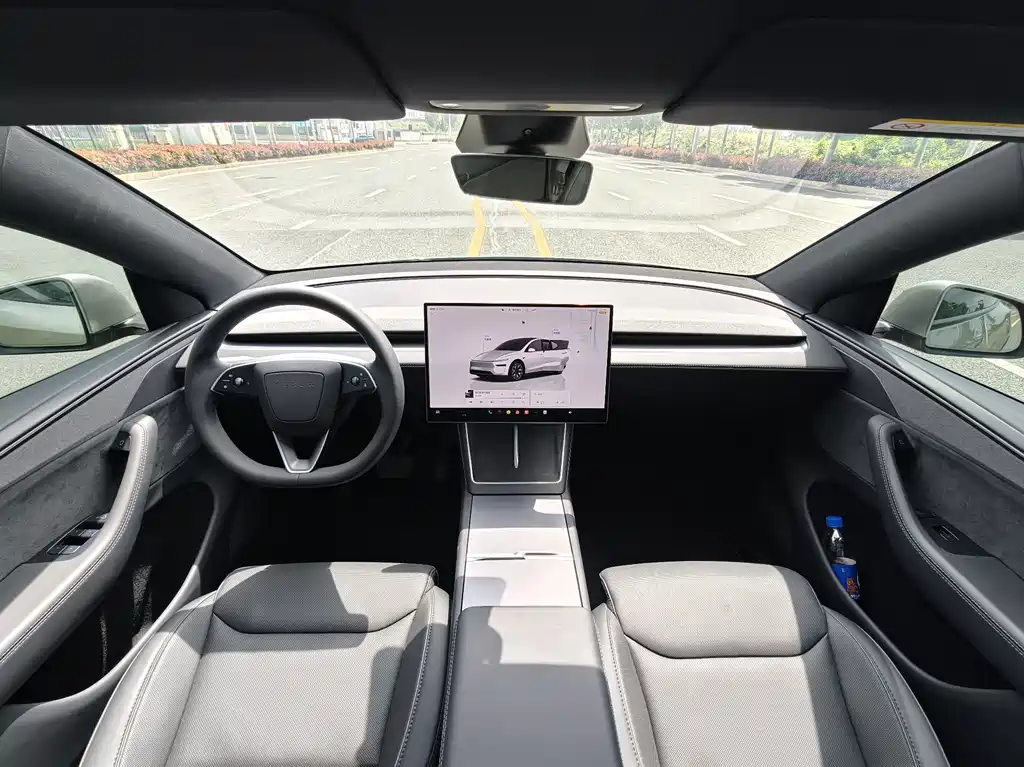 Tesla Model Y L 2025 — фото 13
