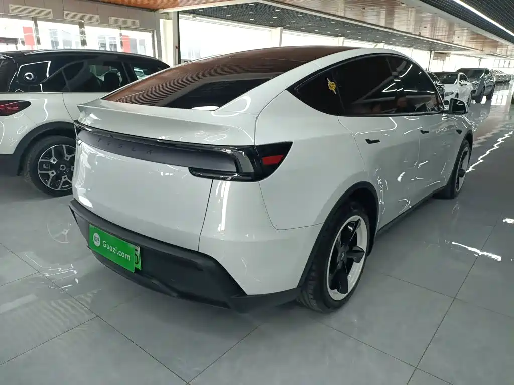 Tesla Model Y 2025