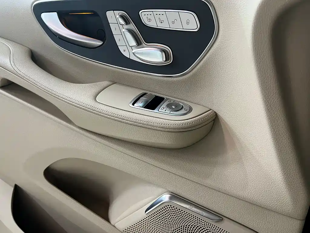 Mercedes-Benz V-Class 2023 — фото 18