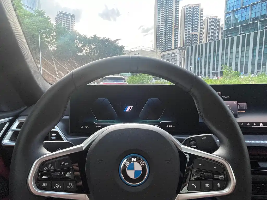 BMW i4 2025 — фото 8