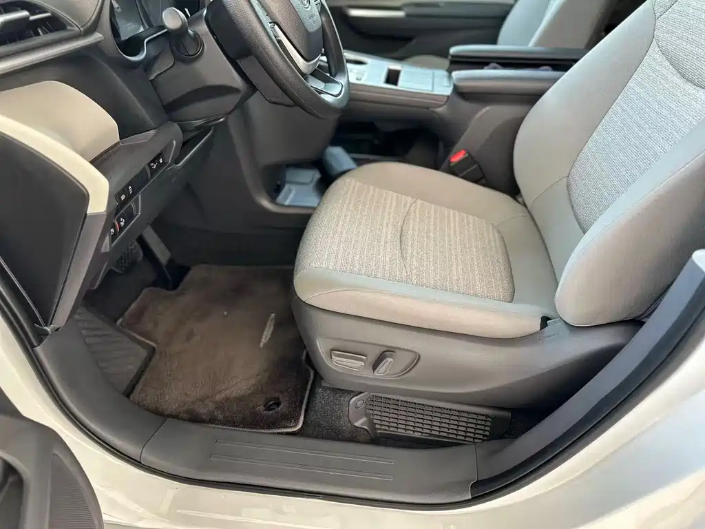 Toyota Sienna 2023 — фото 10