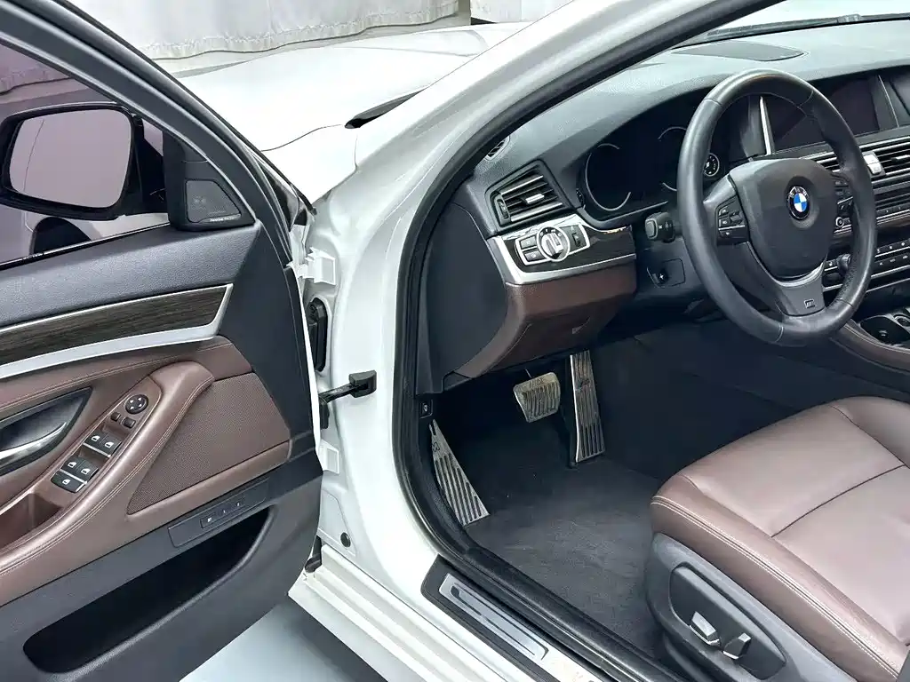 BMW 5 Series 2017 — фото 8