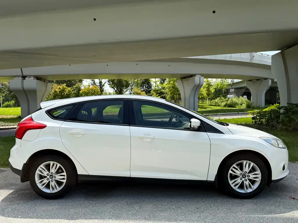 Ford Focus 2014 — фото 7