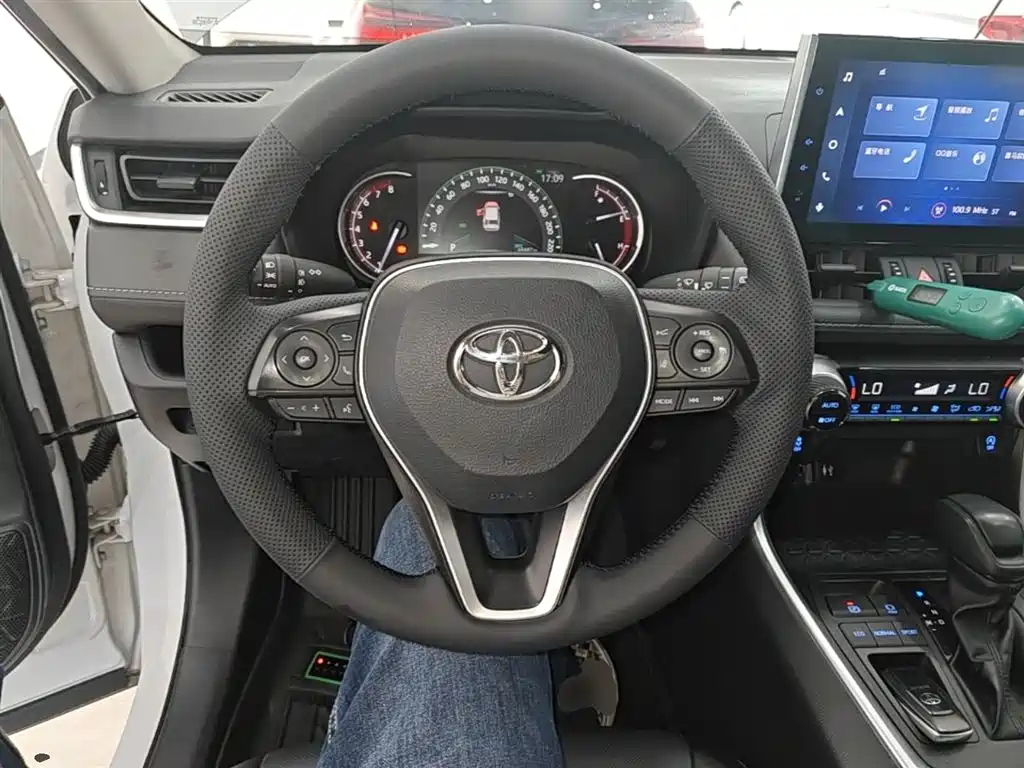 Toyota RAV4 2022 — фото 11