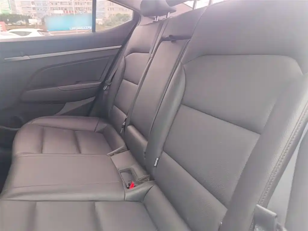Hyundai Elantra 2019 — фото 17