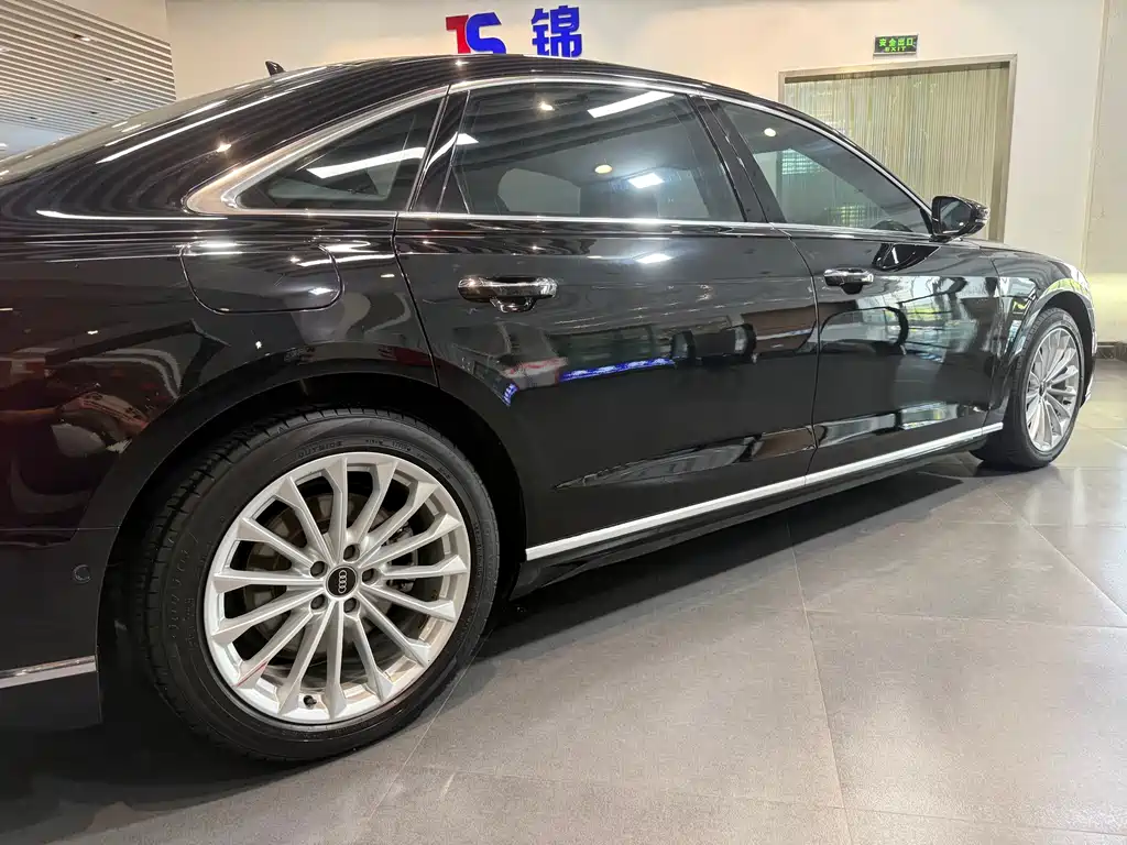 Audi A8 2021 — фото 10
