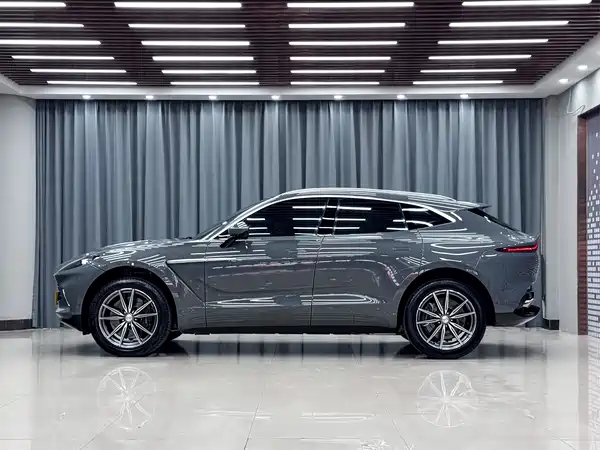 Aston Martin DBX 2023