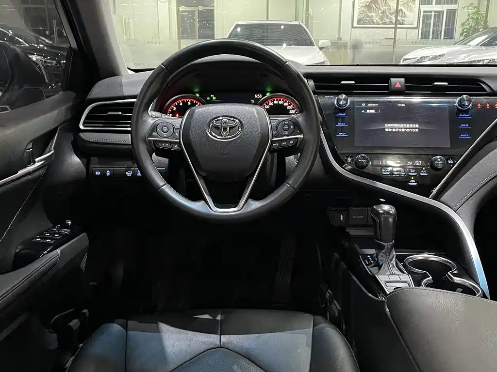 Toyota Camry 2020 — фото 10
