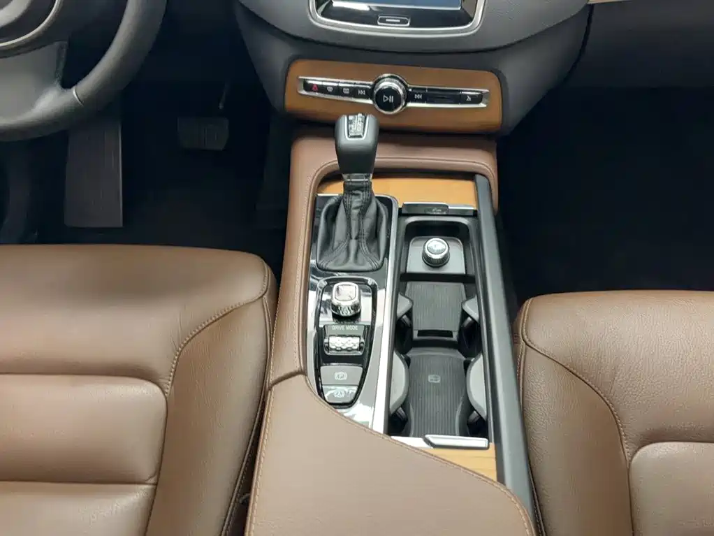 Volvo XC90 2019 — фото 17