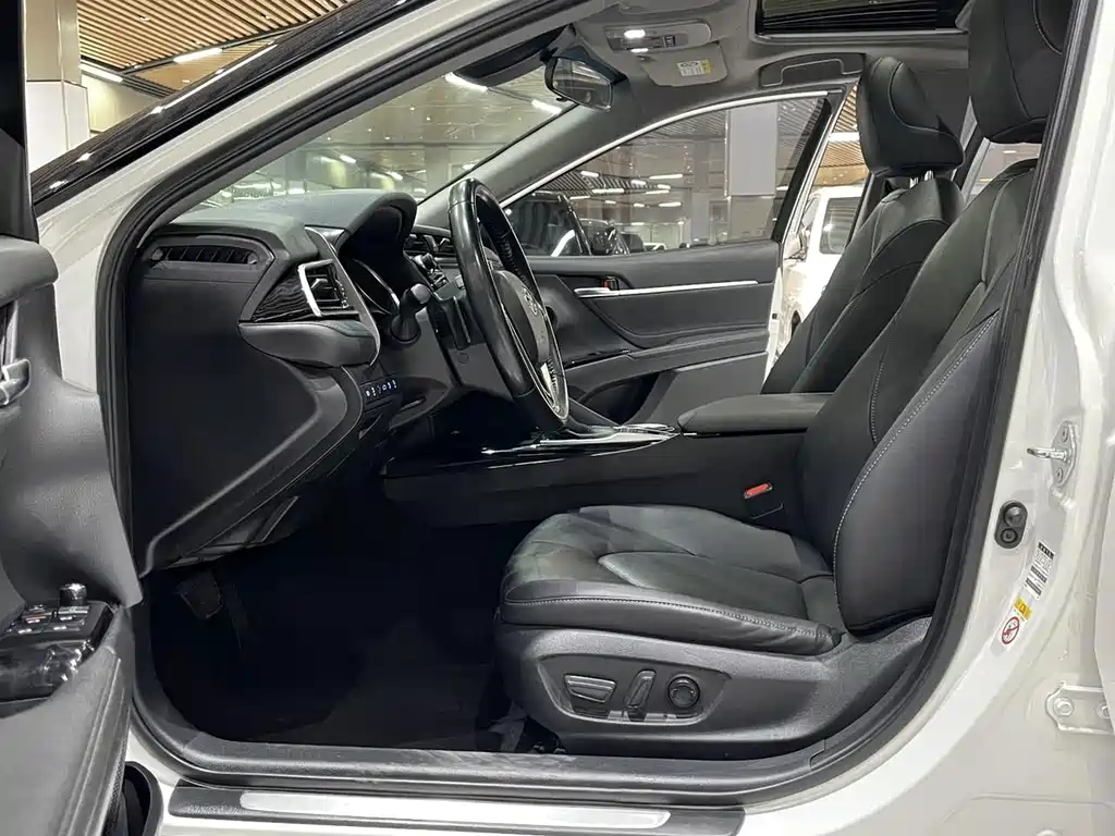 Toyota Camry 2019 — фото 4