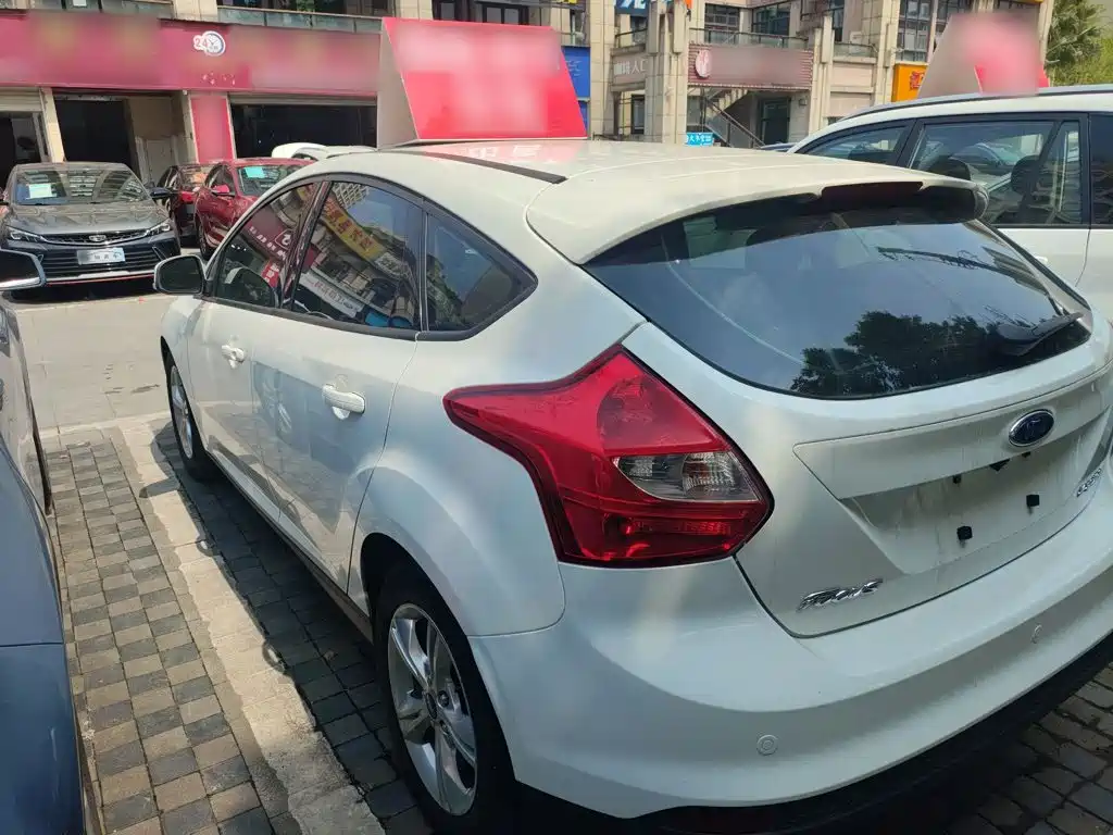 Ford Focus 2015 — фото 23