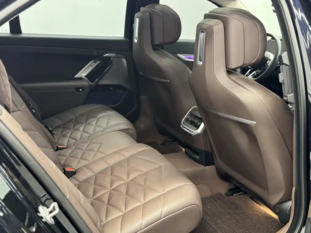 BMW i7 2025 — фото 18