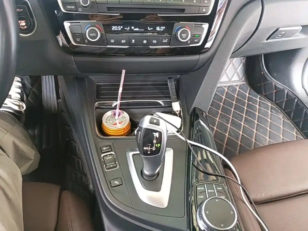 BMW 3 Series 2019 — фото 14