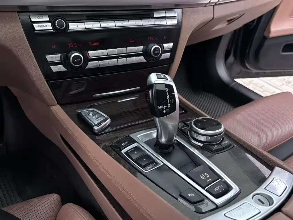 BMW 7 Series 2011 — фото 25