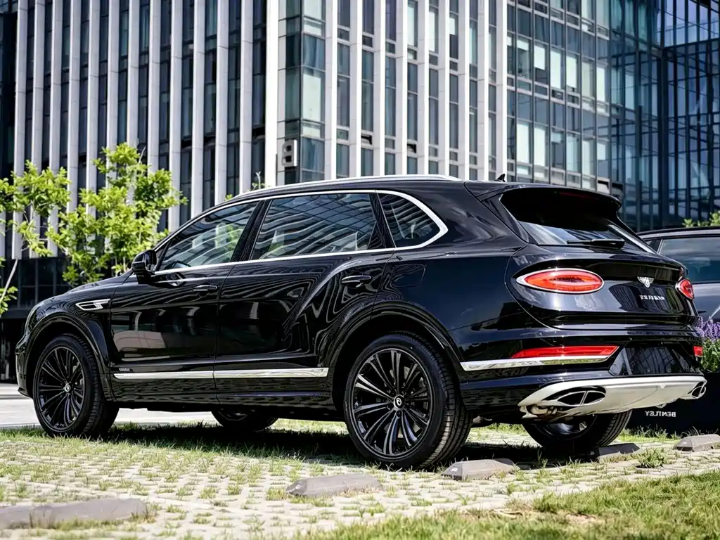 Bentley Bentayga 2023 — фото 10