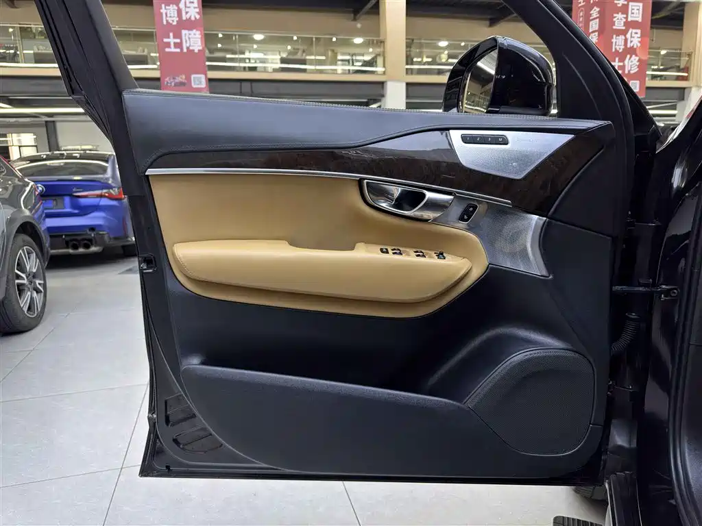 Volvo XC90 2015 — фото 15