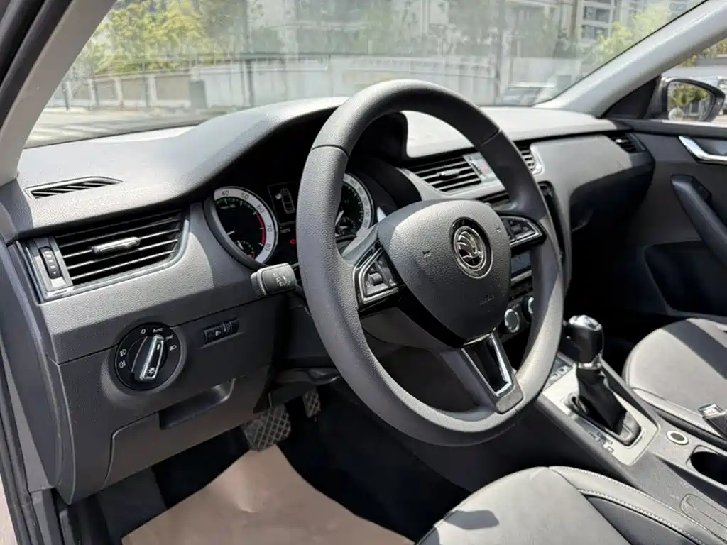 Skoda Octavia 2022 — фото 22