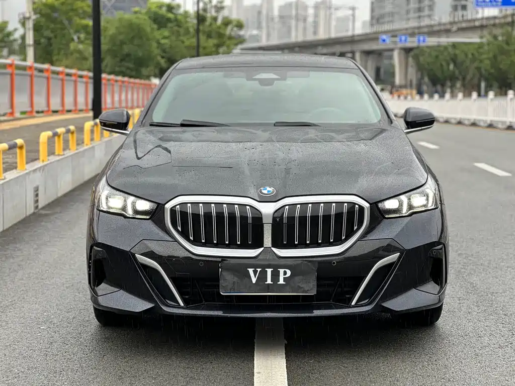 BMW 5 Series 2025 — фото 2