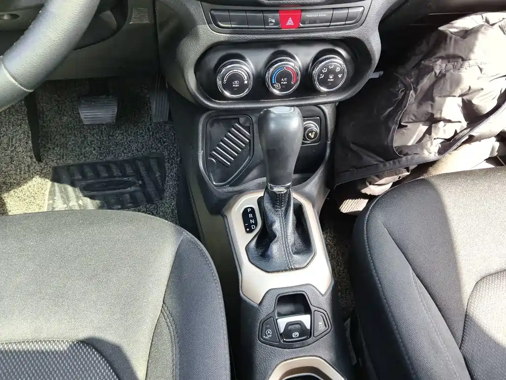Jeep Renegade 2017 — фото 10